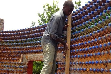 Xây nhà bằng chai nhựa, ý tưởng "điên rồ" có thể cứu thế giới