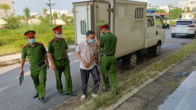 Bị cáo Hồ Đình Tùng, cựu Phó Chủ tịch HĐND thị xã Nghi Sơn được áp giải đến tòa
