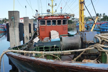 Tàu vỏ thép hàng chục tỷ đồng phải nằm bờ