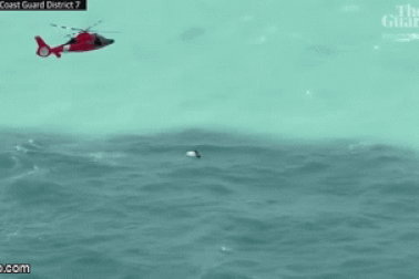 Mỹ giải cứu người bám thùng đá lênh đênh trên biển giữa bão Milton