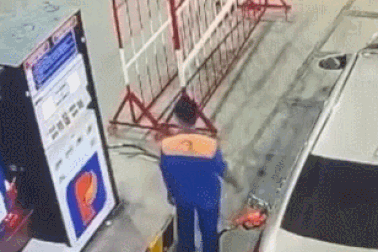 Clip "tài xế ở Long An thả tiền xuống đất khi đổ xăng" gây phẫn nộ tuần qua