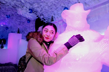 Valentine ấm trong cafe băng độc đáo