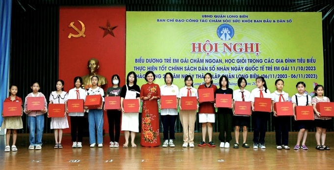 Bà Đinh Thị Thu Hương - Uỷ viên ban thường vụ, Phó chủ tịch UBND Quận Long Biên trao quà, khen thưởng cho các trẻ em gái chăm ngoan, học giỏi trong các gia đình tiêu biểu thực hiện tốt chính sách Dân số năm 2023