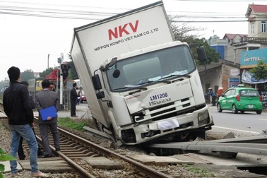 Xe tải “hạ gục” rào chắn, 2 chuyến tàu chậm lộ trình