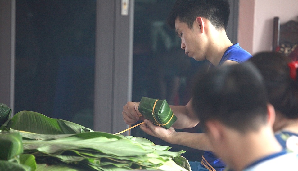 Người làm bánh chưng xanh thành Vinh tất bật dịp Rằm tháng 7 - 7 Người làm bánh chưng xanh thành Vinh tất bật dịp Rằm tháng 7 - 7