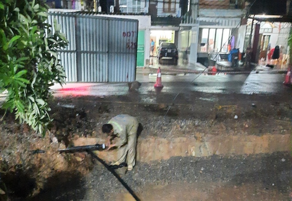 Vụ nhà thầu gây mất nước sạch: Thần tốc sửa chữa cấp nước lại cho dân - 2 Vụ nhà thầu gây mất nước sạch: Thần tốc sửa chữa cấp nước lại cho dân - 2