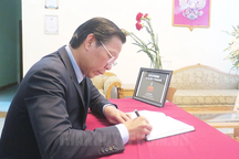 Chủ tịch TPHCM viết sổ tang chia buồn với nạn nhân vụ khủng bố tại Moscow