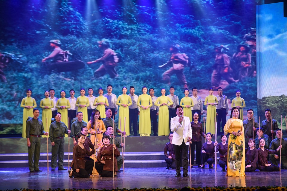 Nồng nàn, sâu lắng với chương trình “Tổ quốc tôi chưa đẹp thế bao giờ” - 6 Nồng nàn, sâu lắng với chương trình “Tổ quốc tôi chưa đẹp thế bao giờ” - 6