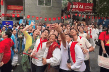 Dàn diễn viên "Mưa đỏ" xuất hiện tại Sơ duyệt, khán giả reo hò gọi tên