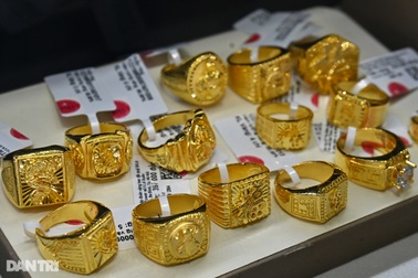 Giá vàng vẫn trượt dài, chênh lệch mua bán giảm