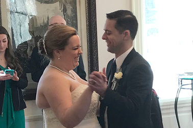 Chú rể được cấy ốc tai ngay trước lễ cưới: “Tôi nghe thấy tiếng vỗ tay”