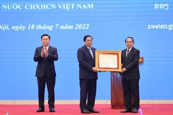 Thường trực Ban Bí thư, Phó Chủ tịch nước Lào Bounthong Chitmany trao Huân chương Vàng quốc gia - huân chương cao quý nhất của Nhà nước Cộng hoà dân chủ Nhân dân Lào - cho Thủ tướng Chính phủ Phạm Minh Chính -