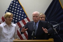 Thượng viện Mỹ hoãn bỏ phiếu về dự luật sức khỏe chờ ông McCain phẫu thuật