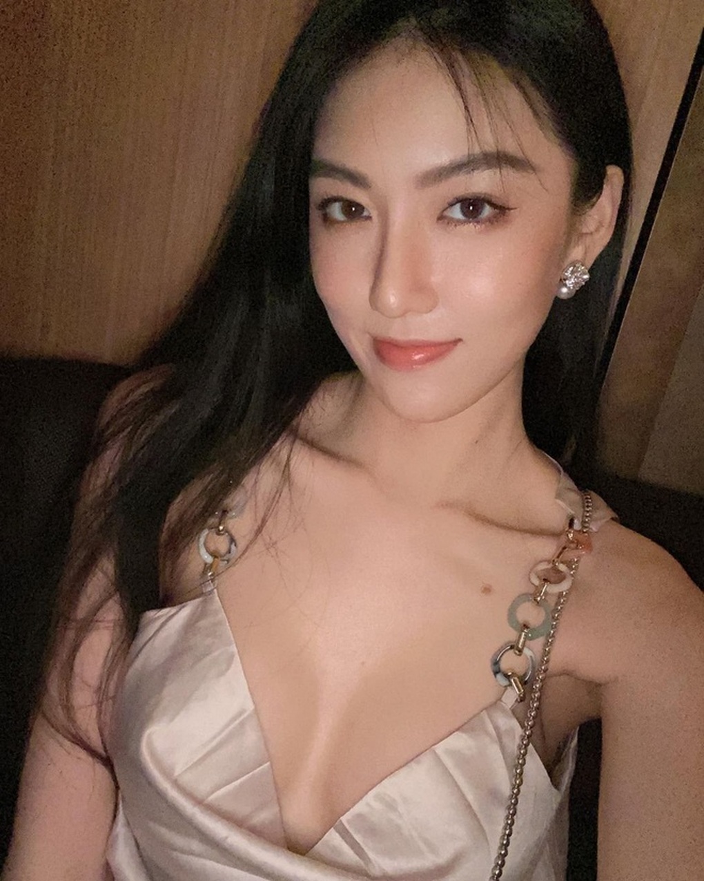 Người mẫu nóng bỏng nổi tiếng nhờ nụ hôn với ông trùm làng giải trí - 2 Người mẫu nóng bỏng nổi tiếng nhờ nụ hôn với ông trùm làng giải trí - 2