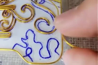 Cận cảnh quá trình trang trí những chiếc ốp điện thoại độc đáo