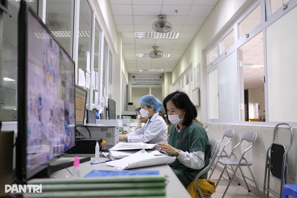 Đảm bảo tiền lương thỏa đáng với cán bộ, nhân viên y tế - 3 Đảm bảo tiền lương thỏa đáng với cán bộ, nhân viên y tế - 3