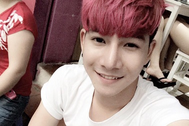 Clip thanh niên bị bà mắng xối xả vì nhuộm tóc trắng hút dân mạng