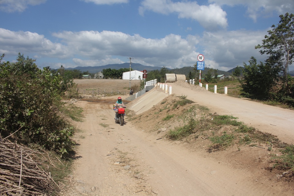 Gia Lai: Vì sao cống tiền tỷ xây xong, dân vẫn phải lội suối qua đường? - 1