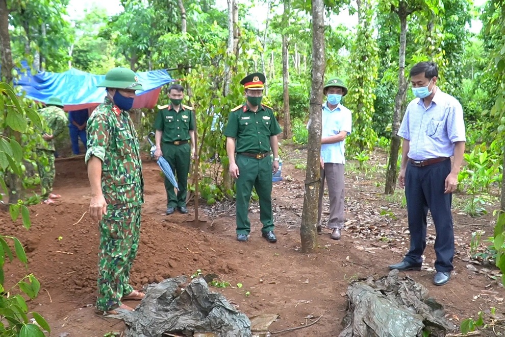Phát hiện hài cốt liệt sĩ chôn cùng tấm kim loại có khắc tên - 1 Phát hiện hài cốt liệt sĩ chôn cùng tấm kim loại có khắc tên - 1