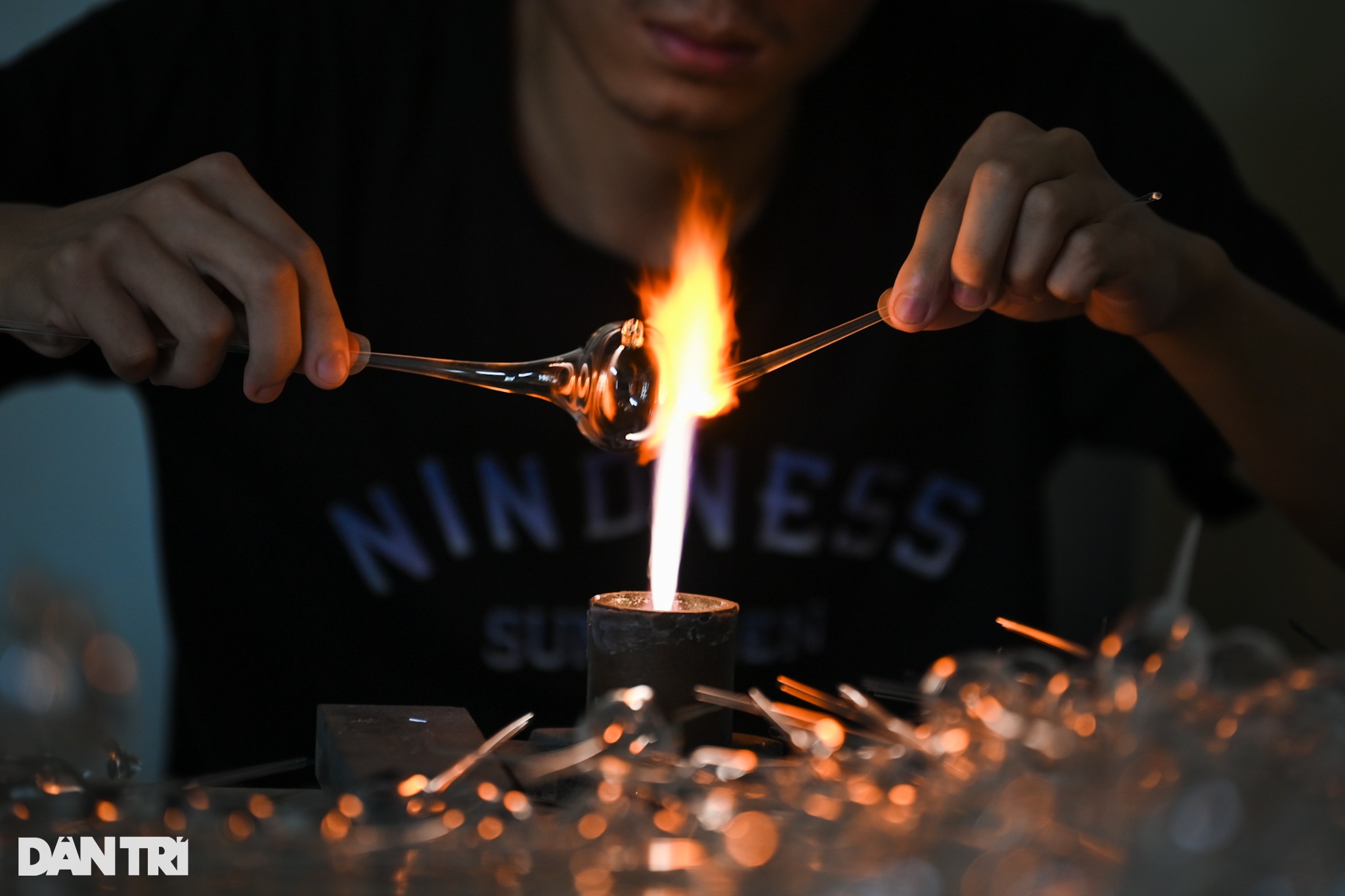 Đỏ lửa giữ nghề thổi thủy tinh truyền thống ở Hà Nội - 13 Đỏ lửa giữ nghề thổi thủy tinh truyền thống ở Hà Nội - 13