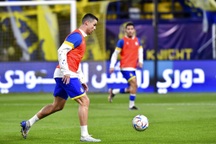 Ronaldo suýt gặp chấn thương khi cổ động viên quá khích lao vào sân tập