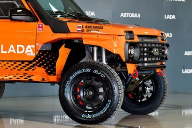 Chiếc Lada Niva "khủng" nhất trong lịch sử, leo núi là chuyện nhỏ