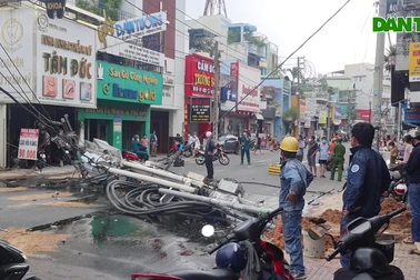 Trụ điện ngã chắn ngang đường, nhiều người thoát chết