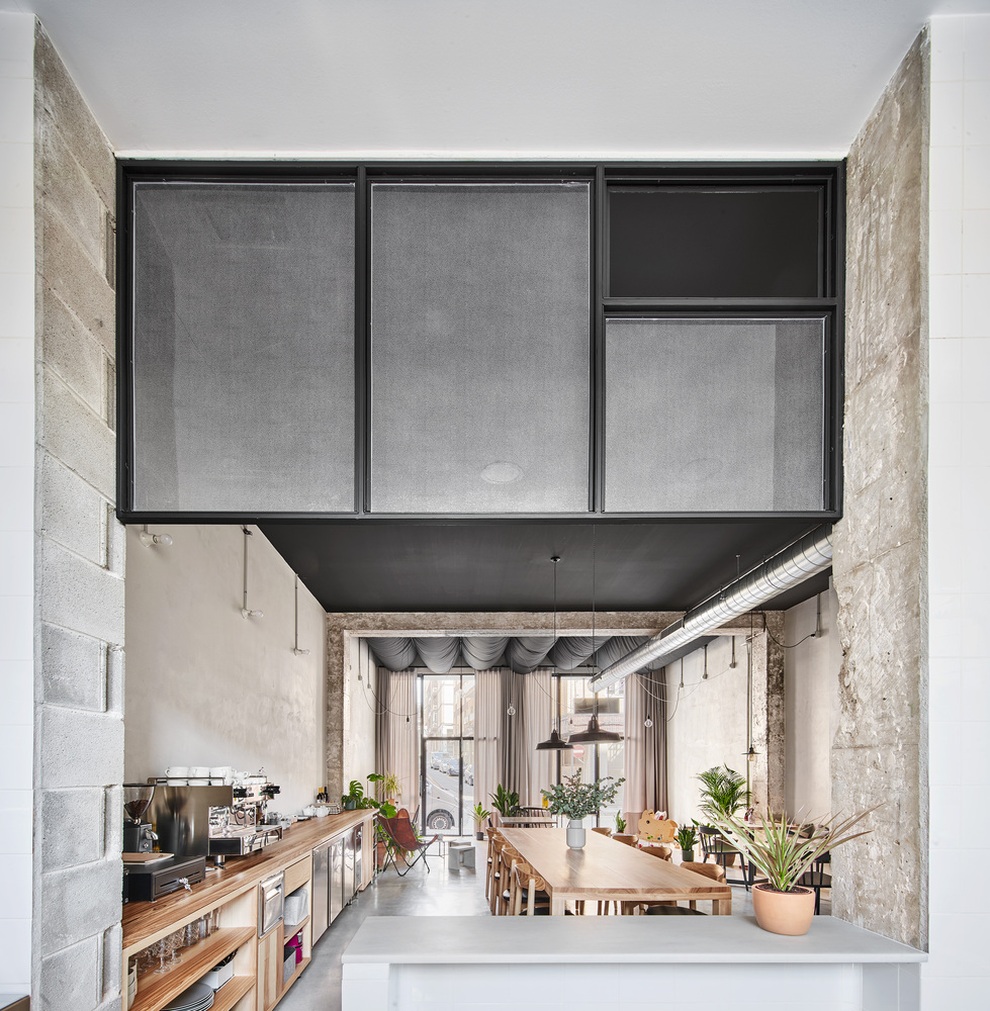 Tuyệt chiêu lấy sáng của quán cà phê cải tạo từ văn phòng cũ - 11 Tuyệt chiêu lấy sáng của quán cà phê cải tạo từ văn phòng cũ - 11