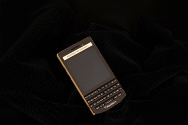 Cận cảnh Porsche Design P'9983 mạ vàng đầu tiên tại Việt Nam