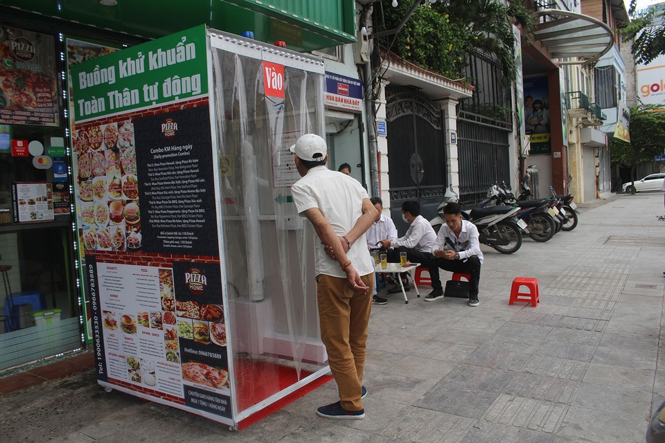 Lo sợ dịch Covid-19, tiệm bánh ở Hà Nội trang bị buồng khử khuẩn - 3 Lo sợ dịch Covid-19, tiệm bánh ở Hà Nội trang bị buồng khử khuẩn - 3