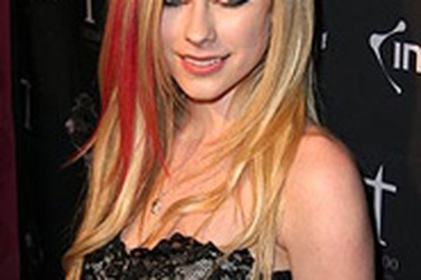 Avril Lavigne hủy show vì mất giọng