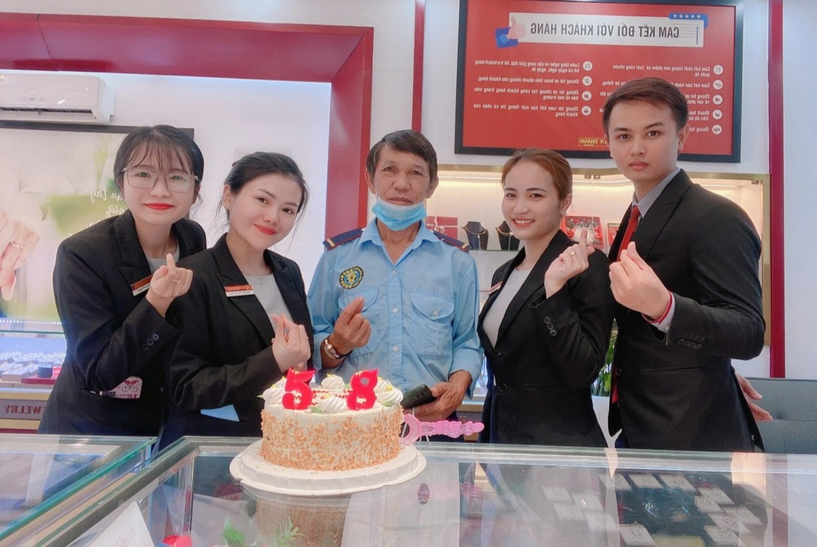 Lần đầu được tổ chức sinh nhật, chú bảo vệ U60 ở Sài Gòn rưng rưng thổi nến - 1 Lần đầu được tổ chức sinh nhật, chú bảo vệ U60 ở Sài Gòn rưng rưng thổi nến - 1