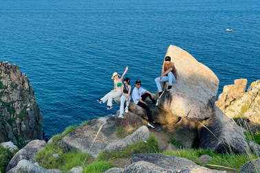 Nhóm bạn thân hơn 10 năm chi trăm triệu đồng phượt xuyên Việt 35 ngày