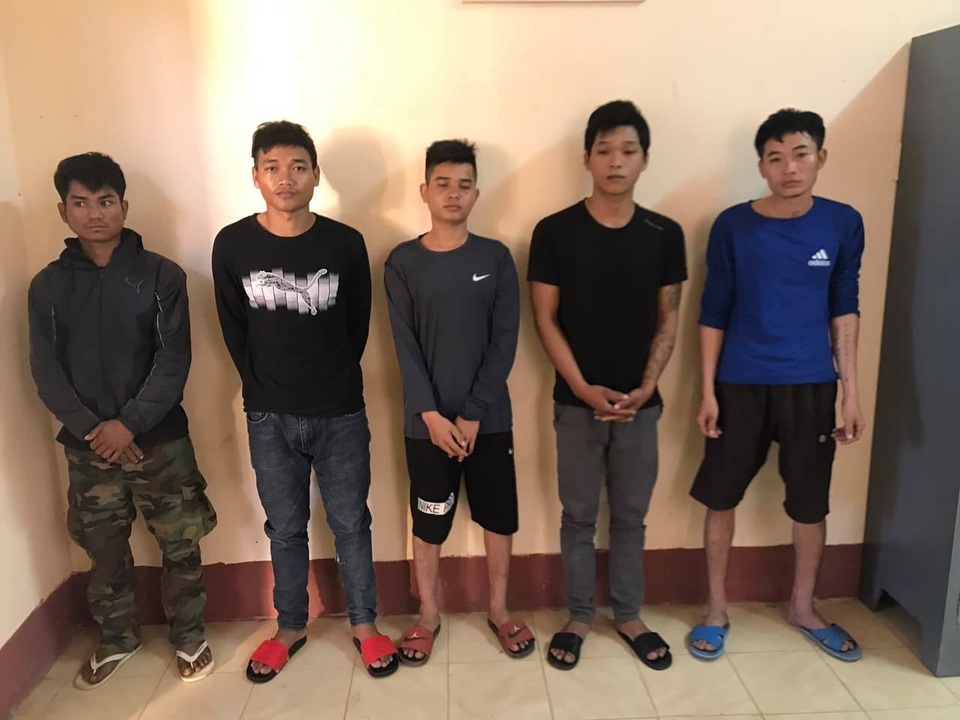 Bắt 5 nghi can vây chém cán bộ kiểm lâm để giải cứu đồng bọn - 1 Bắt 5 nghi can vây chém cán bộ kiểm lâm để giải cứu đồng bọn - 1