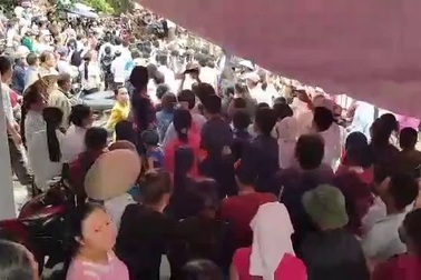 Ông Chung ra về trong tiếng hò reo tán thưởng của người dân Đồng Tâm