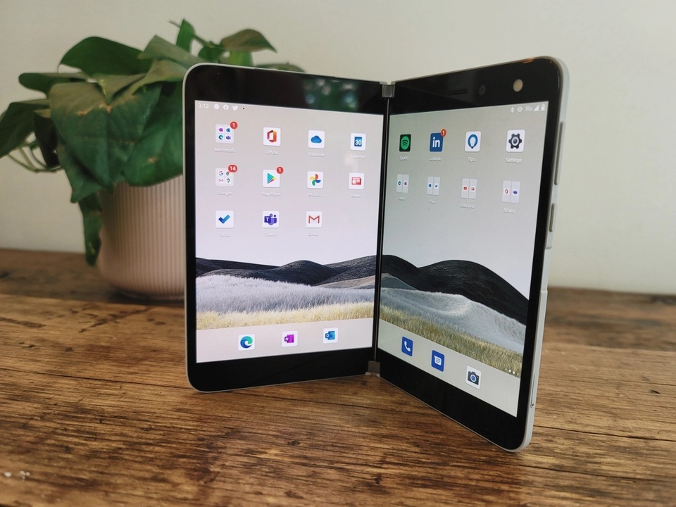 Chùm ảnh thực tế chiếc smartphone 2 màn hình Surface Duo của Microsoft - 1 Chùm ảnh thực tế chiếc smartphone 2 màn hình Surface Duo của Microsoft - 1