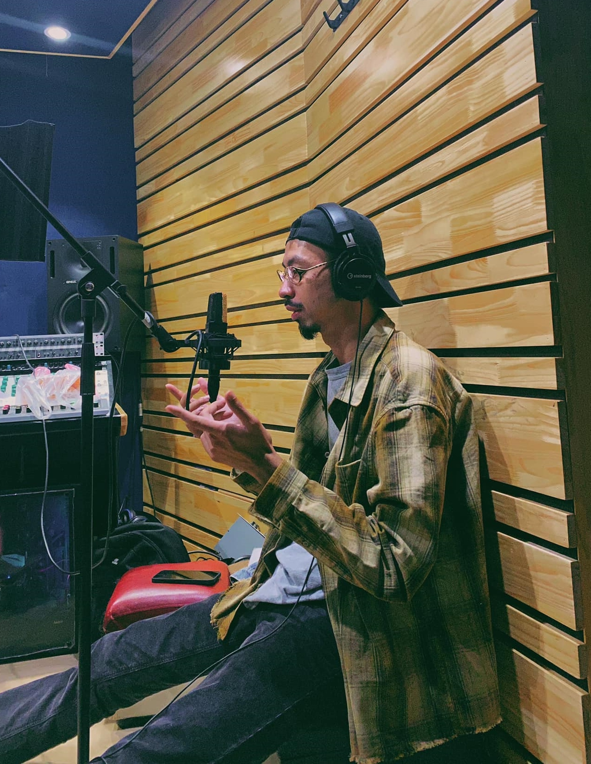 Rapper Đen Vâu: Tôi không khó chịu khi bị hối lấy vợ - 6 Rapper Đen Vâu: Tôi không khó chịu khi bị hối lấy vợ - 6