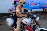 Để quên giấy tờ thi, thí sinh được CSGT dùng xe chuyên dụng chở về nhà lấy