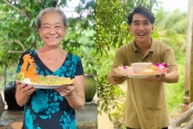 Chàng trai xứ sở sen hồng cùng bà nội kể chuyện làm bánh dân gian