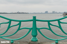 Hà Nội: Hàng nghìn quả cầu gang trên lan can hồ Tây bị mất