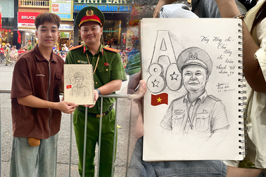 Nam sinh vẽ tranh "thần tốc" tặng chiến sĩ chờ diễu binh, thành quả bất ngờ