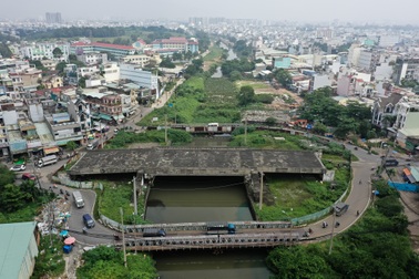Cầu gần 700 tỷ đồng ở TPHCM hơn 4 năm nằm hoang phế
