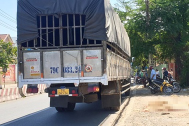 Lao vào xe tải dừng bên đường, một thanh niên chết thảm