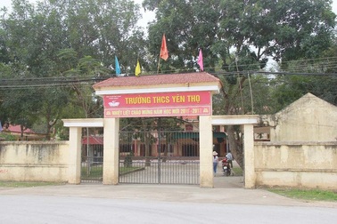 Con bị cô giáo xách tai, phụ huynh đến trường tìm cô... dọa giết