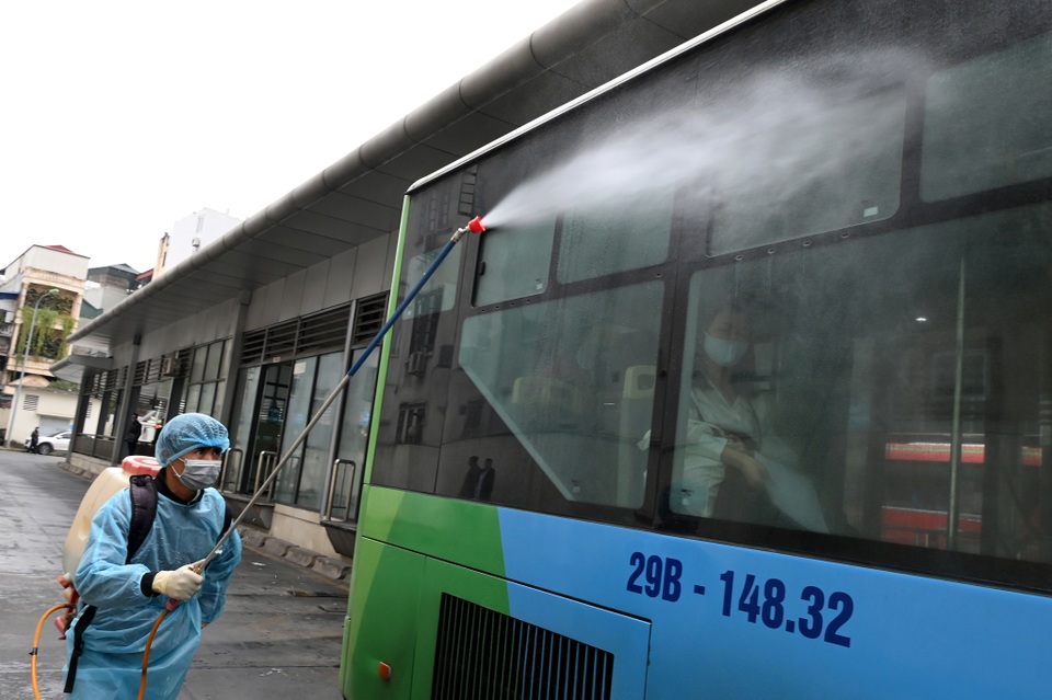 Covid-19 lan rộng, Hà Nội phun khử trùng hàng loạt xe BRT - 6 Covid-19 lan rộng, Hà Nội phun khử trùng hàng loạt xe BRT - 6