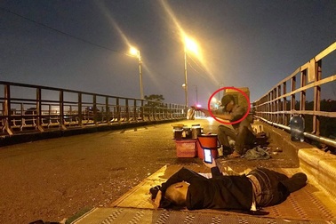 Giật mình với nạn "chặt chém" công khai trên cầu Long Biên