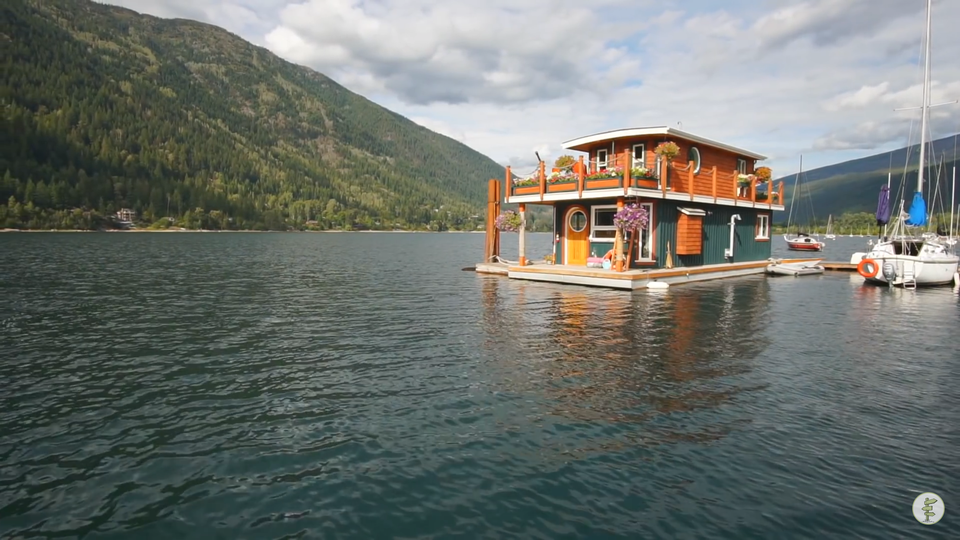 Bố đơn thân xây biệt thự nổi, trồng hoa tuyệt đẹp trên hồ sống cùng hai con - 1