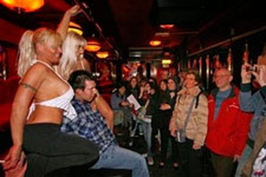 Du khách ’’hoan hỉ’’ tới khu đèn đỏ ở Amsterdam