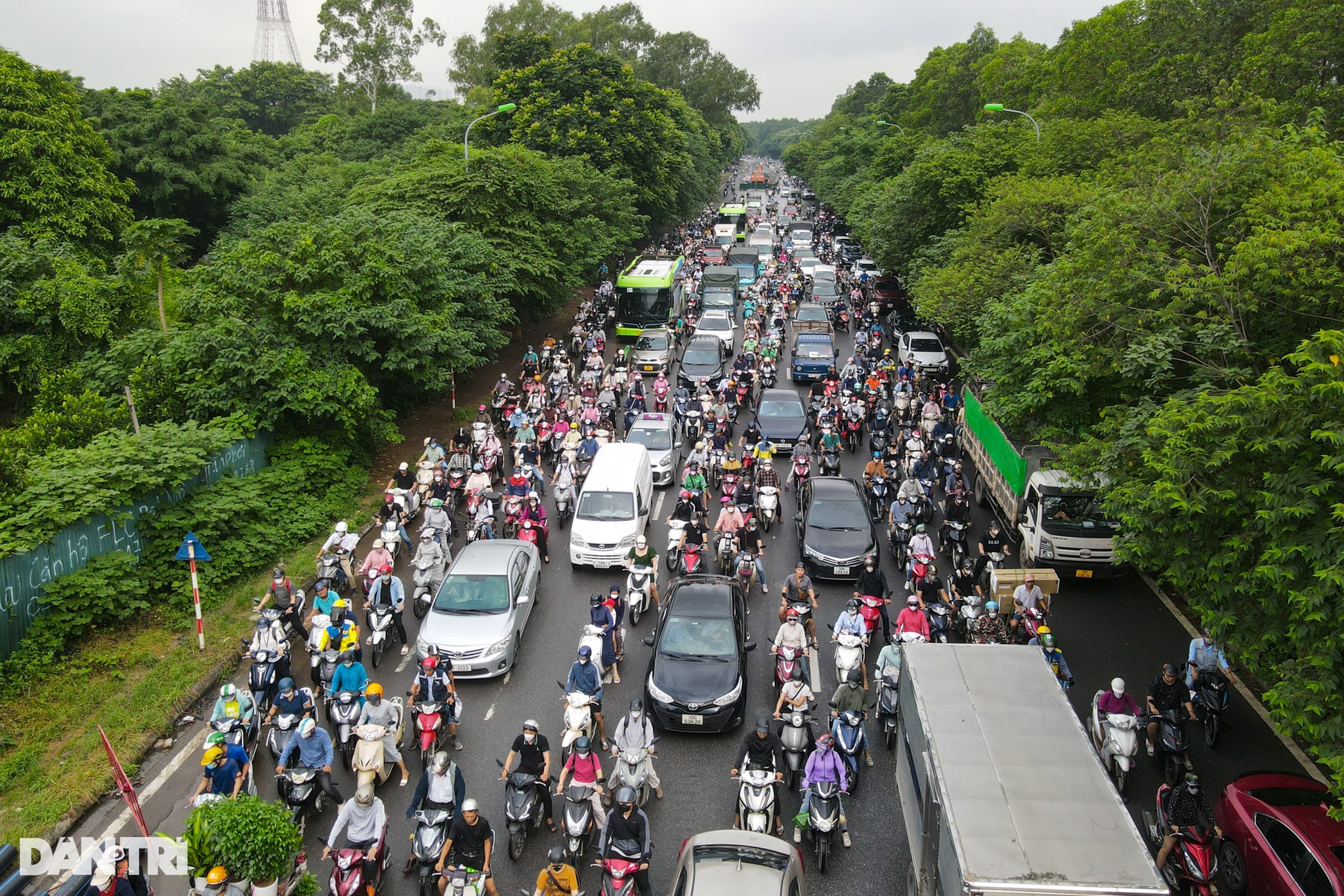 View - Hàng loạt lô cốt nằm giữa đường gom đại lộ Thăng Long gây ùn tắc | Báo Dân trí