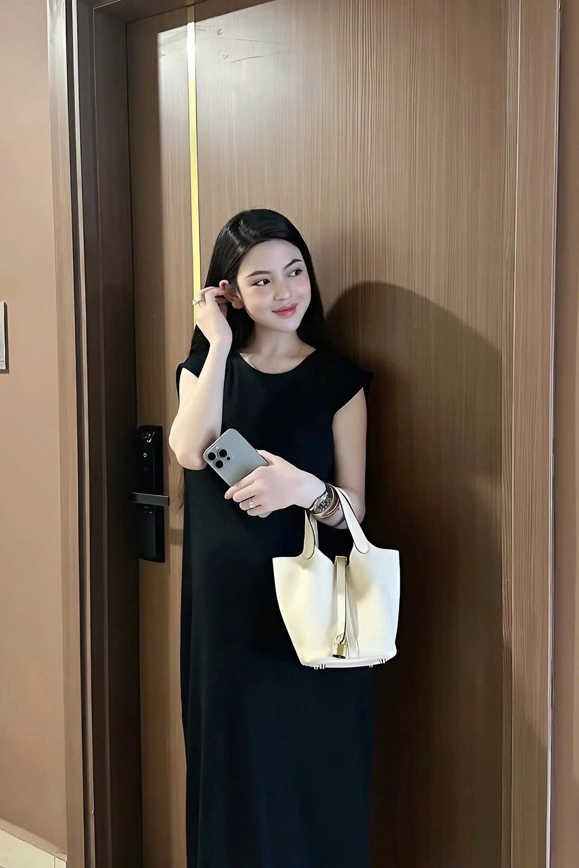 Vợ cầu thủ Quang Hải sở hữu loạt túi hàng hiệu Hermès, Dior đắt giá - 8 Vợ cầu thủ Quang Hải sở hữu loạt túi hàng hiệu Hermès, Dior đắt giá - 8